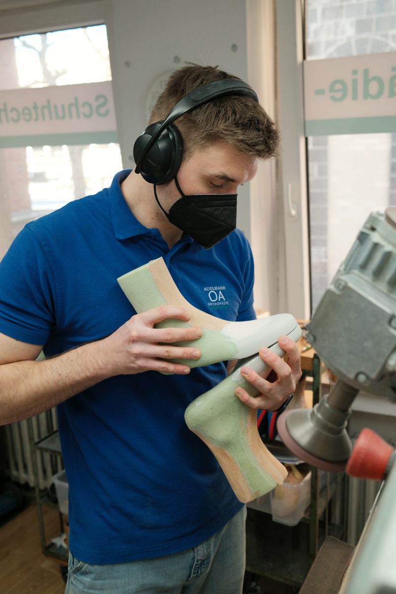Maßschuh-Arbeit in der Werkstatt Adelmann